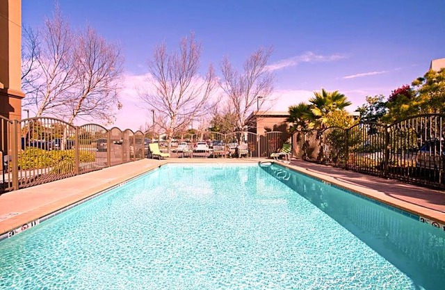 2-Star Hotel ∙ Hampton Inn & Suites Oakland Airport-Alameda
