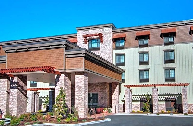 2-Star Hotel ∙ Hampton Inn & Suites Astoria