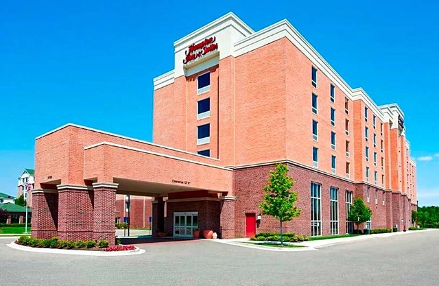 2-Star Hotel ∙ Hampton Inn & Suites Detroit/Airport Romulus