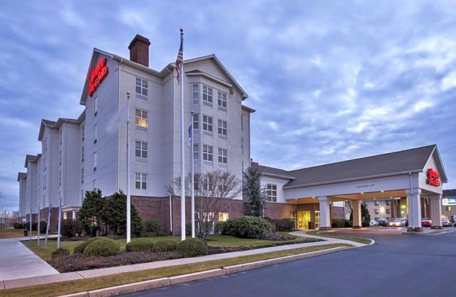 2-Star Hotel ∙ Hampton Inn & Suites Providence-Warwick Airport