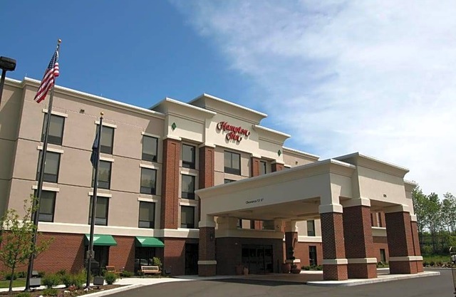 2-Star Hotel ∙ Hampton Inn Rochester-Webster