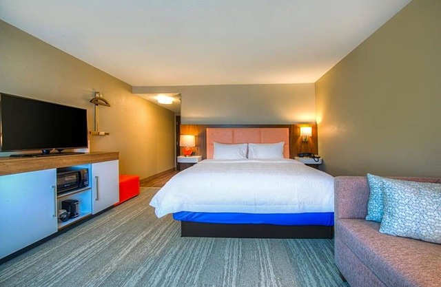 2-Star Hotel ∙ Hampton Inn & Suites Wixom/Novi/Detroit, Mi