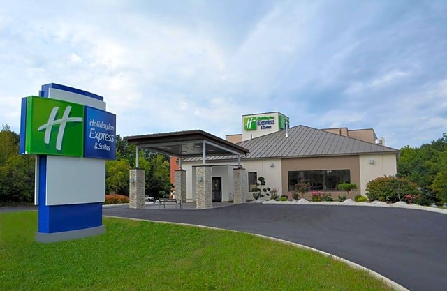 2-Star Hotel ∙ Holiday Inn Express & Suites Waterville - North, an IHG Hotel