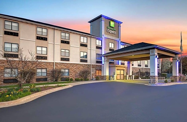 2-Star Hotel ∙ Holiday Inn Express Marshall, an IHG Hotel