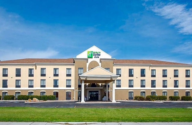 2-Star Hotel ∙ Holiday Inn Express & Suites Douglas, an IHG Hotel