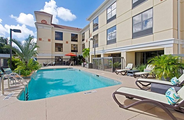 2-Star Hotel ∙ Holiday Inn Express Hotel & Suites Clearwater North/Dunedin