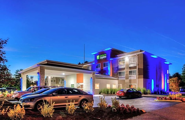 2-Star Hotel ∙ Holiday Inn Express Newberg - Wine Country, an IHG Hotel