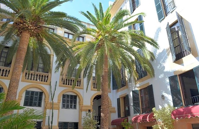 2-Star Hotel ∙ Hotel Born
