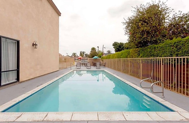2-Star Hotel ∙ Howard Johnson Hotel & Suites by Wyndham Pico Rivera