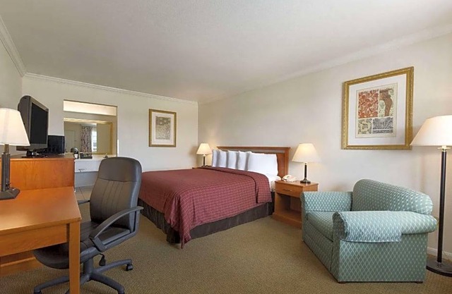 2-Star Hotel ∙ Howard Johnson by Wyndham Beaumont