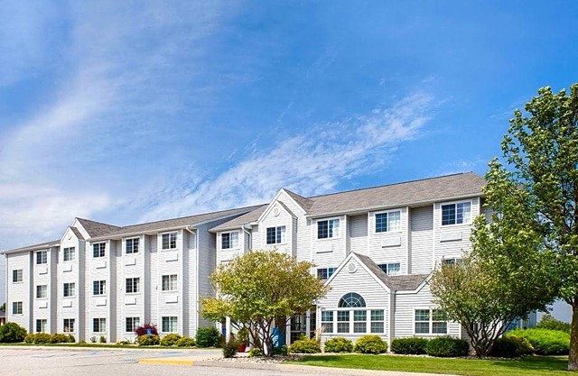 2-Star Hotel ∙ Microtel Inn and Suites Clear Lake