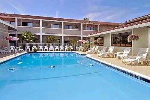 2-Star Hotel ∙ Ramada by Wyndham Portland Airport