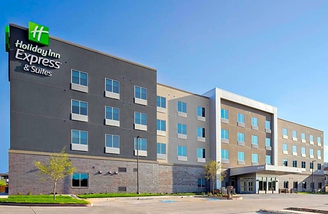 2-Star Hotel ∙ Holiday Inn Express & Suites Lubbock Central - Univ Area, an IHG Hotel