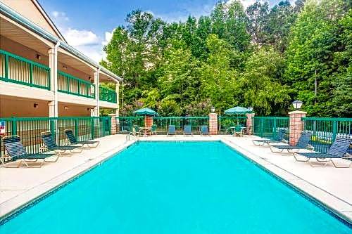 2-Star Hotel ∙ Days Inn & Suites by Wyndham Peachtree City