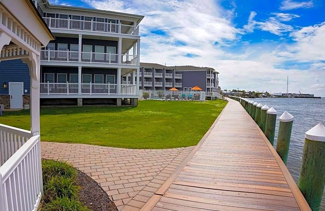 2-Star Hotel ∙ Comfort Suites Chincoteague Island Bayfront Resort