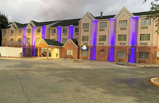 2-Star Hotel ∙ Days Inn & Suites by Wyndham Tampa/Raymond James Stadium