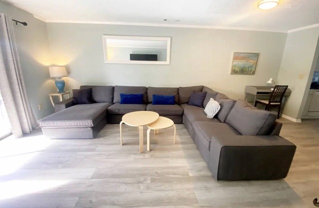 2-Story 1300 sqft Condo w/4 Balconies, 2bedrooms, 2.5baths, 1/2 block from beach