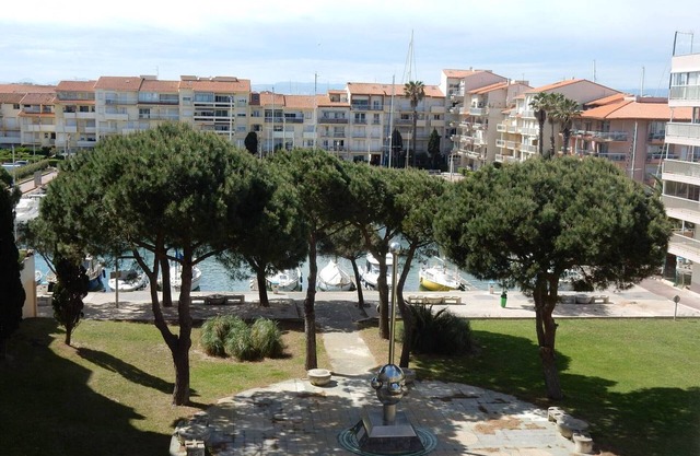 2* Studio Cabin with Parking, Near Beach