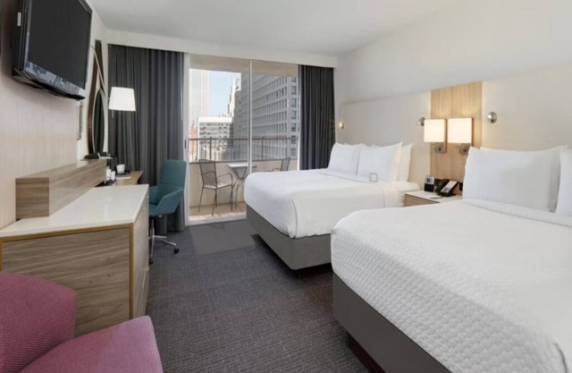 2 Stylish Rooms w/Elegant Décor, Downtown Dallas Location! Outdoor Pool!