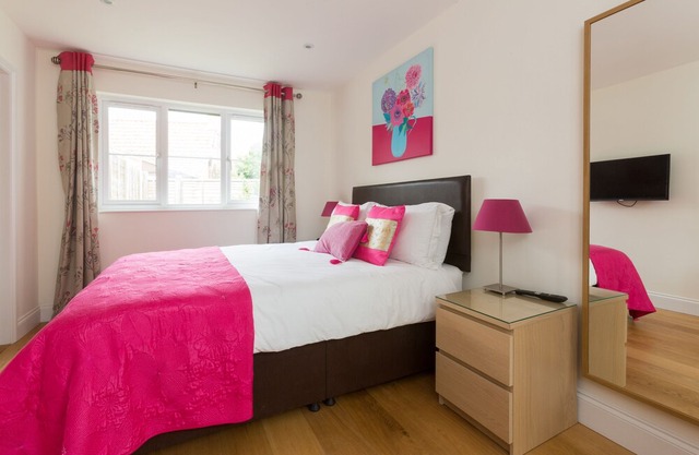 2 Suffolk Cottage - sleeps 4 guests in 2 bedrooms