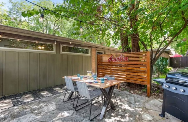 2 Units with 5 bedrooms, 10 Mins Downtown, Next to UT, Free parkingn