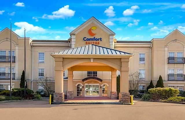 2-Star Hotel ∙ Comfort Suites Near University