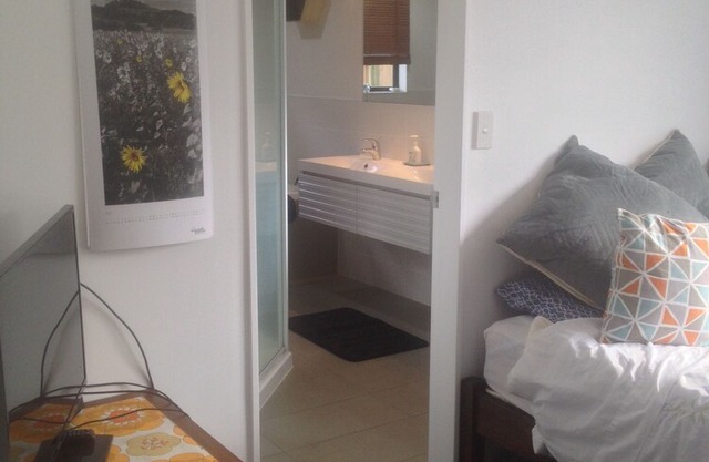 2 xDouble bedrooms in Matua, own bathroom, kitchenette. 2 sunny decks and Spa