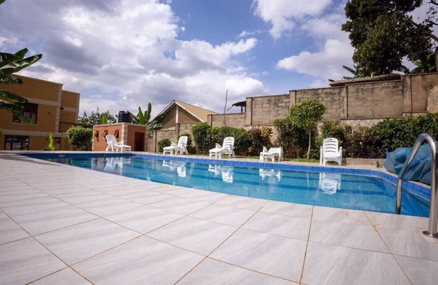 20 min fm Munyonyo Express way, Hill top lake view, Pool & quick city access