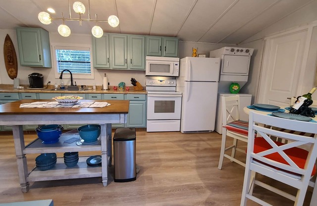 200ft of Waterfront with Tiki & Heated Pool - Boaters Paradise