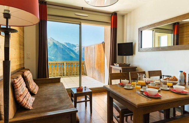 200m from resort center, fitness, swimming pool, sauna, hammam, balcony, parking, tv, ski locker