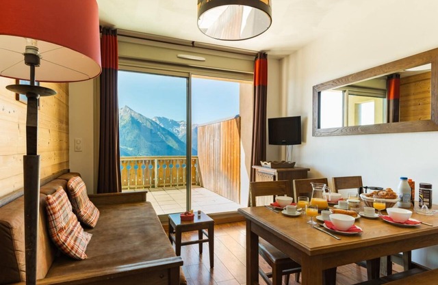 200m from resort center, fitness, swimming pool, sauna, hammam, balcony, parking, tv, ski locker