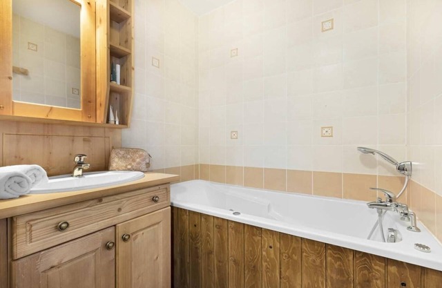 200m from ski slopes, fitness, swimming pool, sauna, hammam, balcony, tv, ski locker, 60m²