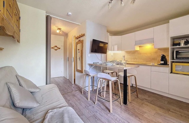 200m from ski slopes, 7th floor, balcony, tv, ski locker, 23m², Les Menuires