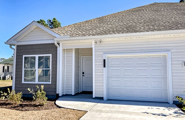 2023 duplex near beach/golf with screened patio - dog-friendly