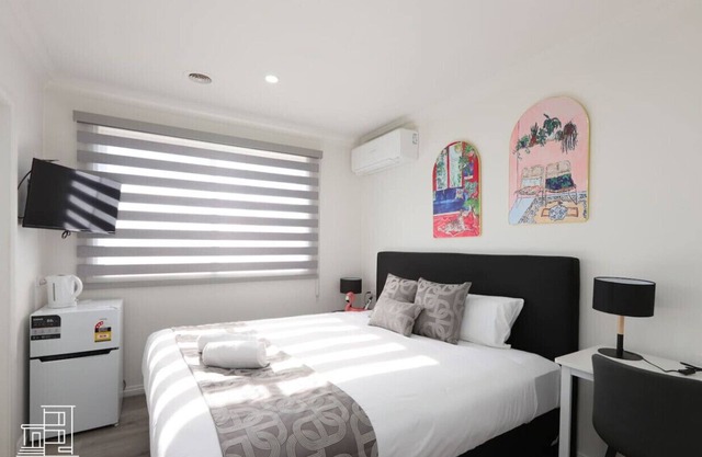 206 Modern King BR w/Fast WiFi 18 mins tram to CBD