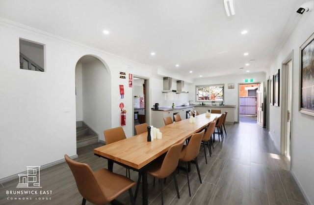 208 Luxe Queen Bedroom w/Private Ensuite Fast WiFi 24/7 Security 18 mins tram to CBD
