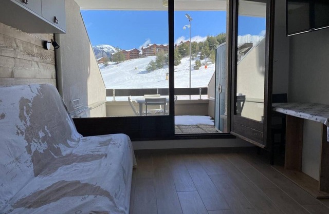 20m from ski slopes, 1st floor, view ski slopes, balcony, tv, ski locker, 18m², La Joue du Loup