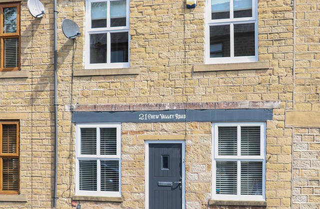 21 CHEW VALLEY ROAD, pet friendly, with open fire in Greenfield