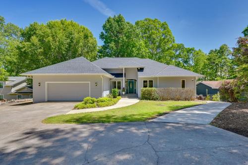 21 Mi to Clemson University BBQ-Ready Lake Home