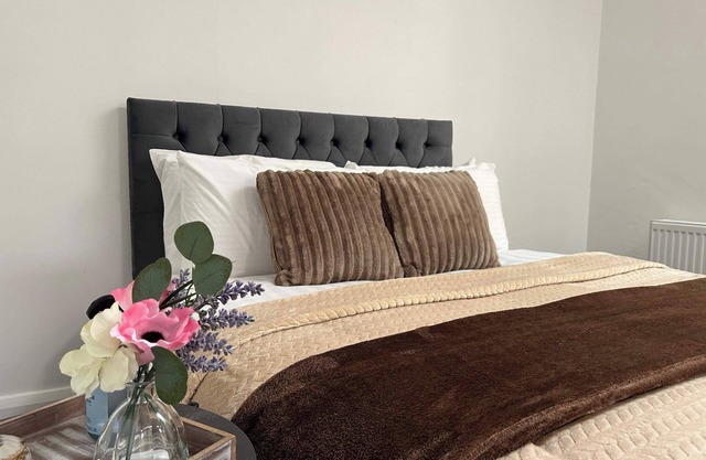 22 Guests - Edenderry Luxury Apartment Retreat