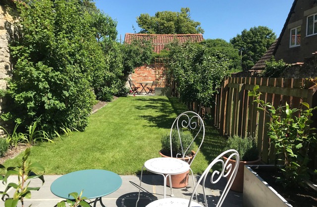 22 HALLGARTH, family friendly, character holiday cottage in Pickering