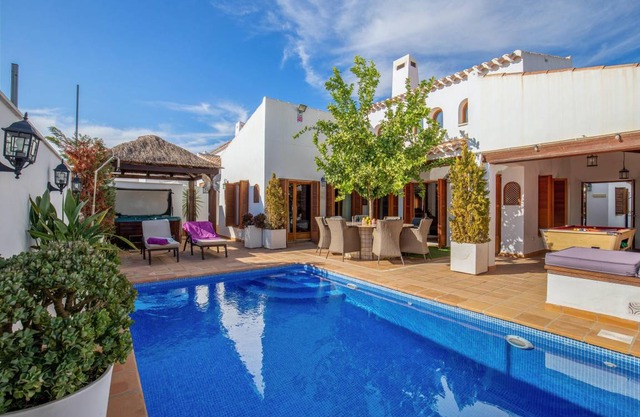220 m² Villa ∙ 6 bedrooms ∙ 15 guests