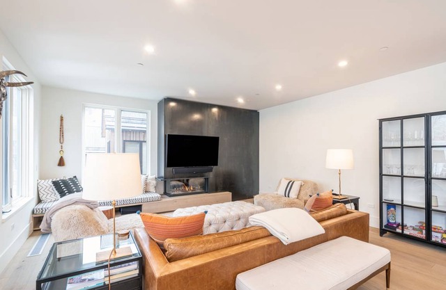 223 m² Condo ∙ 3 bedrooms ∙ 10 guests