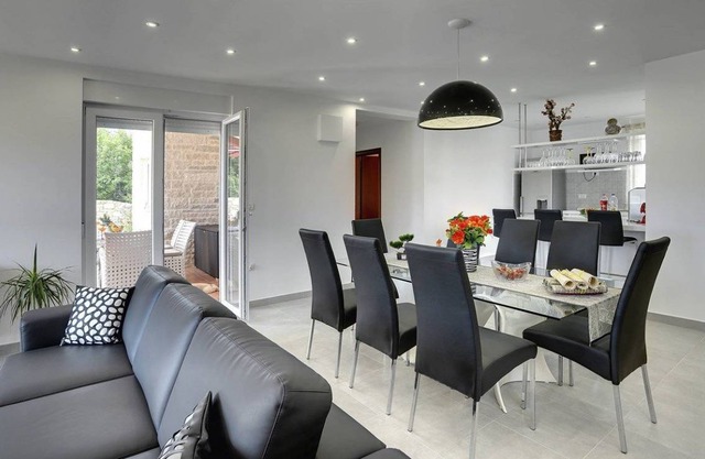 230 m² House ∙ 3 bedrooms ∙ 8 guests