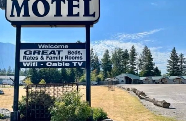 #24- ONE KING BED in Cozy hotel in lovely C.Falls with WiFi, AC 20 mi to GNP