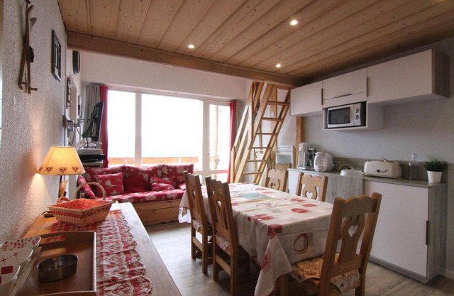 250m from shops, 5th floor, balcony, tv, ski locker, 40m², Alpe d'Huez