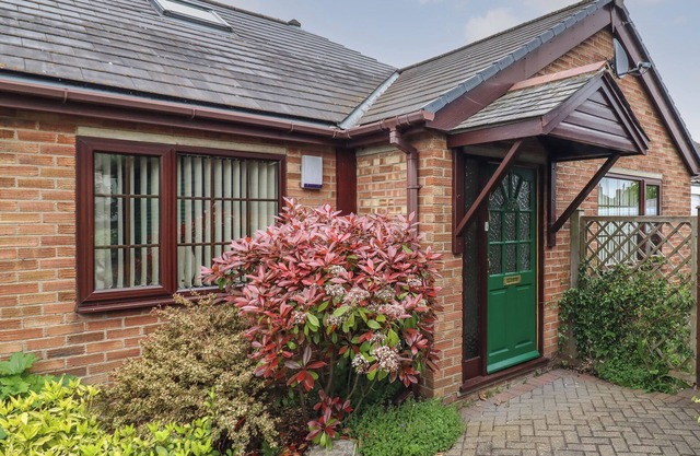 256 LONDON ROAD, character holiday cottage in Colchester