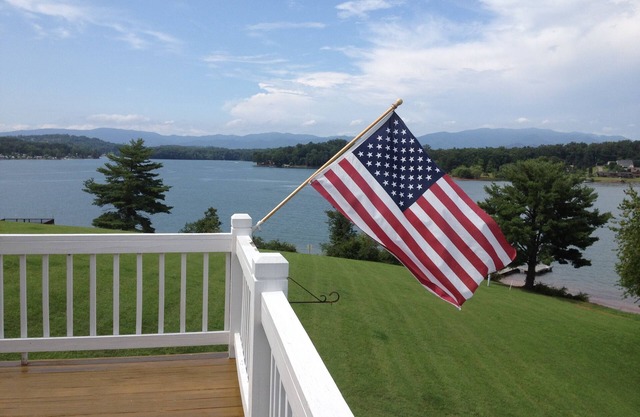 270 Degree Lakefront View In The Blue Ridge Mountains