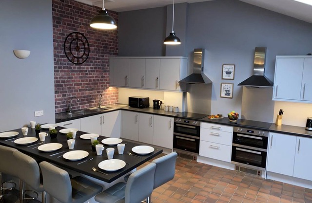 275 m² Apartment ∙ 9 bedrooms ∙ 10 guests