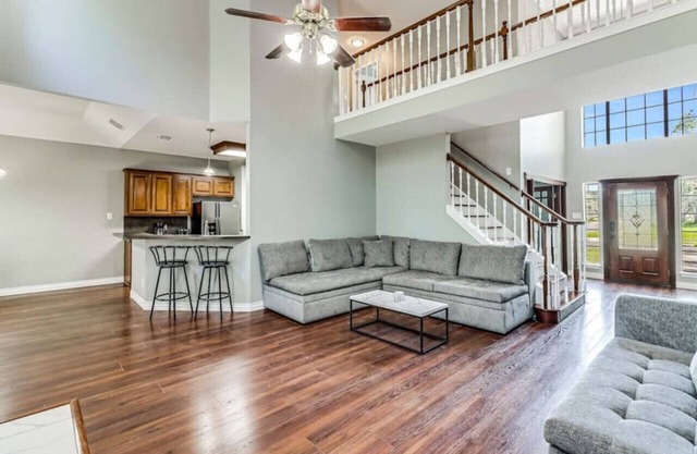277) Luxury Home- fenced back yard + 5 bedrooms!